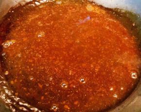 黑胡椒酱倒入锅中添加少许清水加热搅拌均匀成糊状