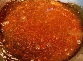 黑胡椒酱倒入锅中添加少许清水加热搅拌均匀成糊状
