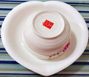 装好土豆泥的碗倒扣在盘中