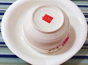 装好土豆泥的碗倒扣在盘中
