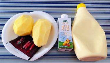准备原材料土豆去皮洗净、牛奶、沙拉酱、黑胡椒酱