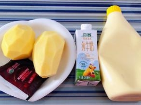 准备原材料土豆去皮洗净、牛奶、沙拉酱、黑胡椒酱