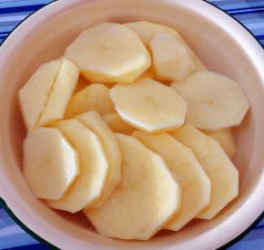 土豆切约一厘米厚度的片状在清水中浸泡一会儿洗净