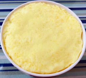 取一个圆碗内侧涂一层薄薄的油再将土豆泥装入碗中压实抹匀