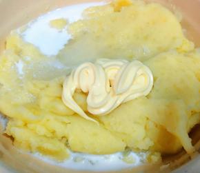 放入牛奶、糖、沙拉酱、盐