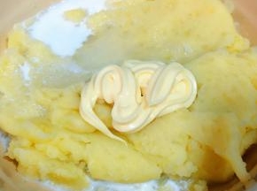 放入牛奶、糖、沙拉酱、盐