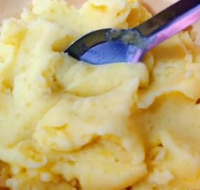 土豆碾成泥状这可是需要耐心的哦