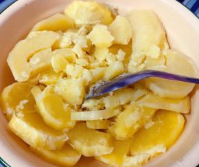  蒸好的土豆取出趁热用勺子细心的碾压