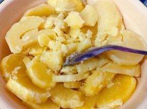  蒸好的土豆取出趁热用勺子细心的碾压