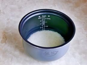 大米淘干净后放入臻米高压锅的“做饭”内胆中。加入纯净水，2杯你米到2刻度那里。