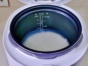 将内胆放回电饭煲中。