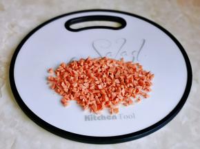 准备其它食材，火腿去掉外衣切小丁。