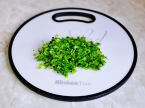 生菜洗干净后切碎。