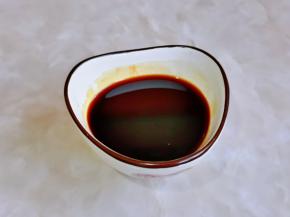 生抽，蚝油，蜂蜜混合搅拌均匀。
