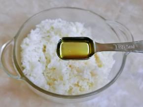 米饭中加入3勺橄榄油。