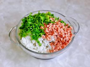 加入白胡椒，火腿，生菜。