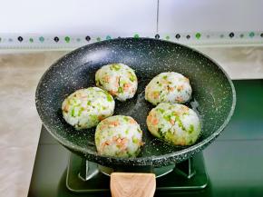 锅中刷油，放上做好的饭团。