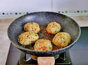 煎至微黄，放入酱汁。