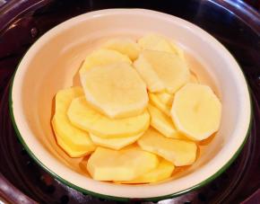 土豆洗净沥干水份放入蒸锅中大火整二十分钟