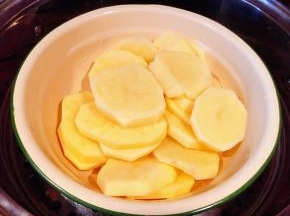 土豆洗净沥干水份放入蒸锅中大火整二十分钟