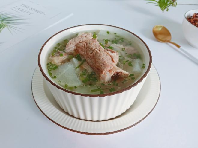 滋补筒骨萝卜汤