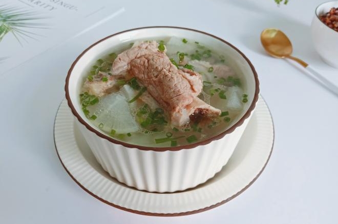 滋补筒骨萝卜汤