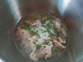 继续煮五分钟关火，撒点小香葱。