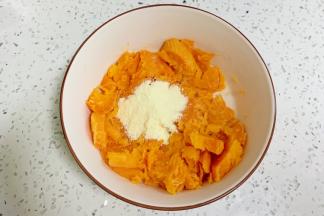 往蒸熟的红薯中加入奶粉。