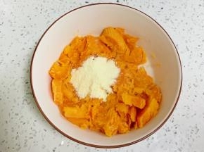 往蒸熟的红薯中加入奶粉。