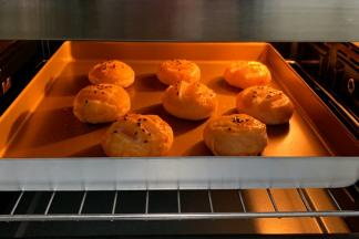 入预热好的烤箱，上下火185度约20分钟。