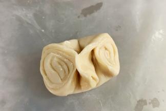 取一份对折，往中间按压成饼皮。