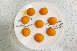 红薯泥分成每个18克，搓圆。