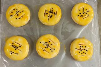 刷蛋黄液，撒芝麻。