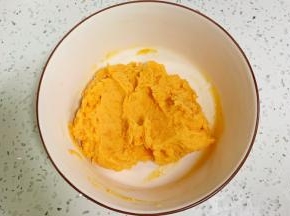 拌匀捣成泥。