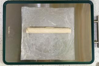 手抓饼卷起来。