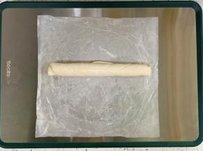 手抓饼卷起来。