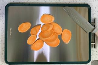 红薯去皮切块。