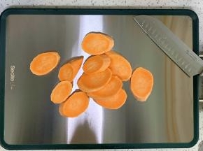 红薯去皮切块。