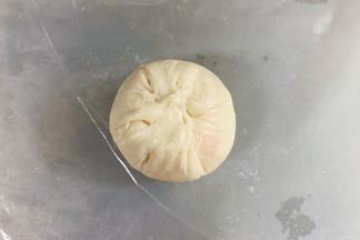 收好口子，翻面按压扁。