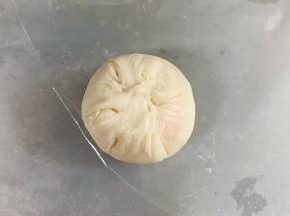 收好口子，翻面按压扁。