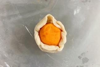 包入一个红薯馅。