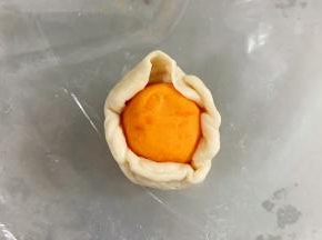 包入一个红薯馅。
