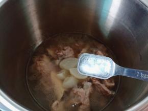 煮好的汤加盐一勺。