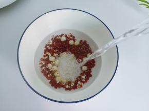 红豆、莲子、薏米加适量的温水。