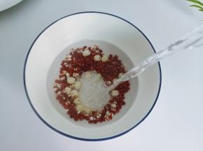 红豆、莲子、薏米加适量的温水。