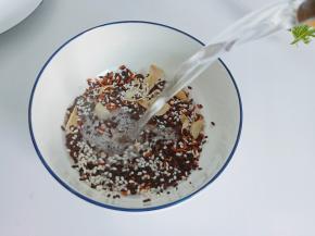 黑米、红米、糯米、百合、加适量的清水多清洗几遍。