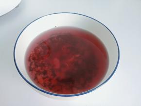 再加温水泡发一小时，泡发的水待会煮粥可以用。