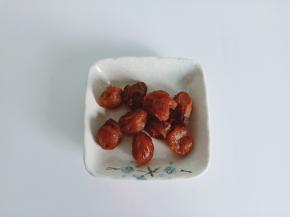 桂圆剥壳备用。