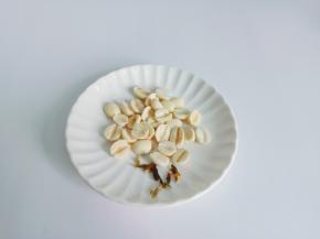 泡发好的莲子把莲子剥开，莲子心可以不要。