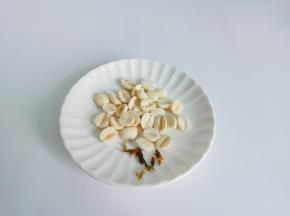 泡发好的莲子把莲子剥开，莲子心可以不要。